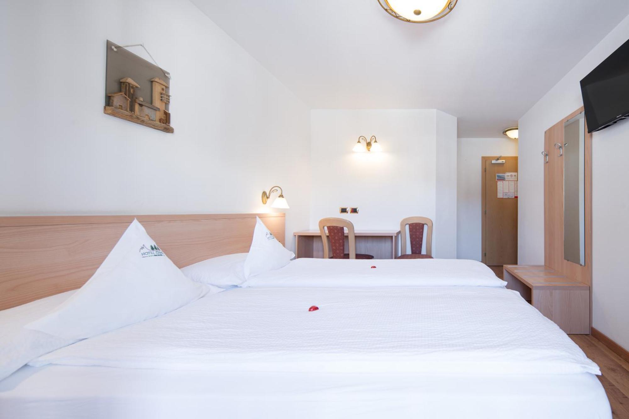 Hotel Zirmes Moena Eksteriør bilde