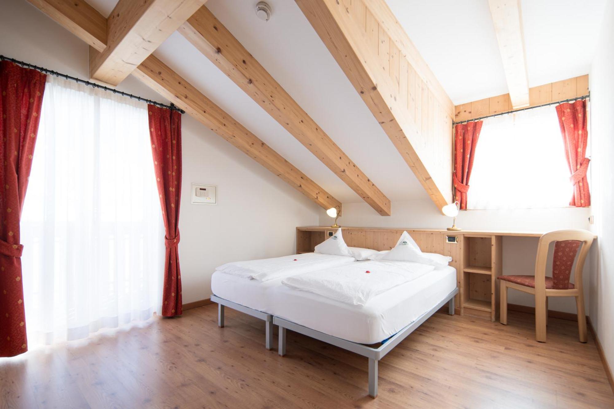 Hotel Zirmes Moena Eksteriør bilde